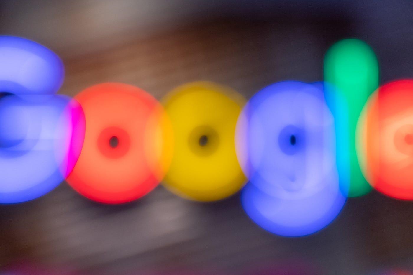 Unscharfe Bokeh-Lichter, die das Google-Logo in seinen Markenfarben formen