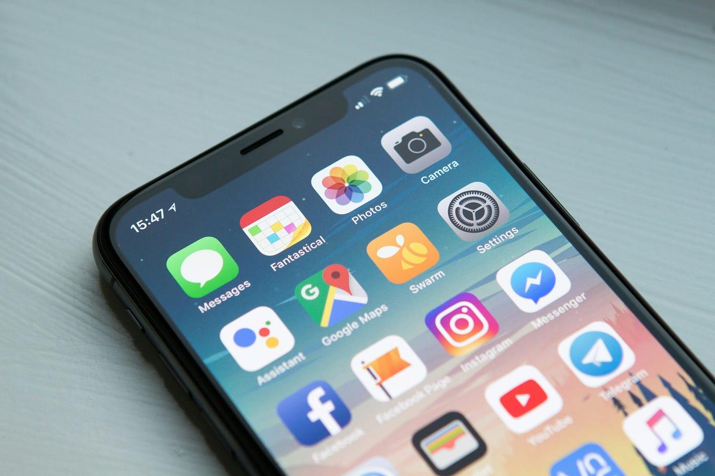 Nahaufnahme eines iPhone-Homescreens mit verschiedenen App-Icons