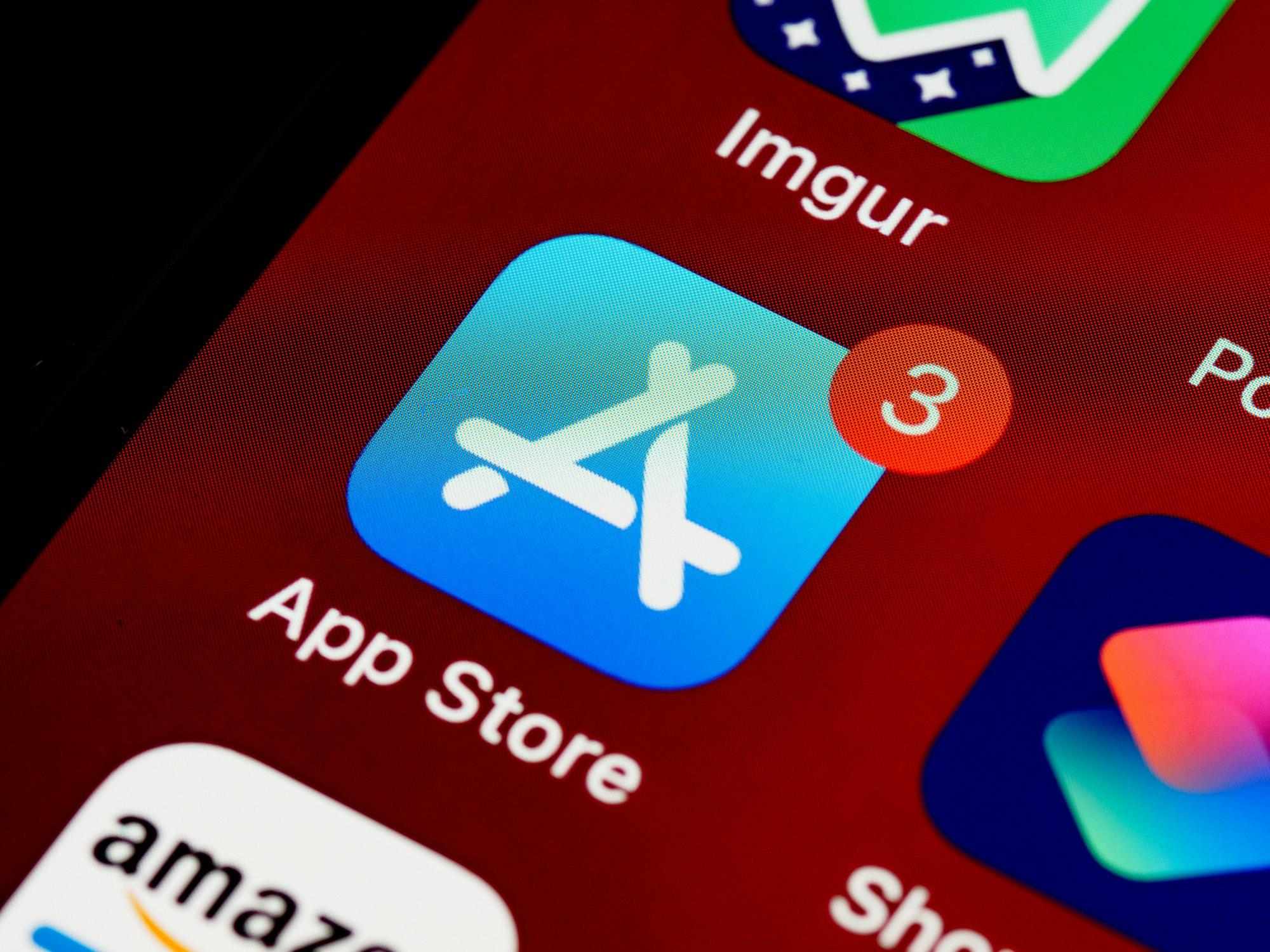 Nahaufnahme eines Smartphone-Homescreens mit dem App-Store-Icon und einem Badge mit drei ausstehenden Updates