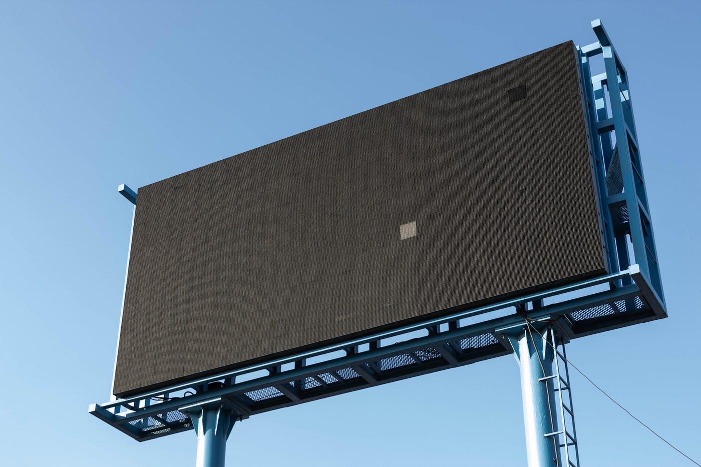Eine leere digitale Werbetafel vor blauem Himmel